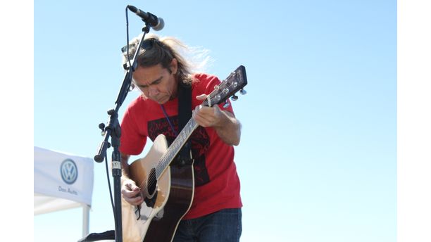 Tim Reynolds Tuning Up