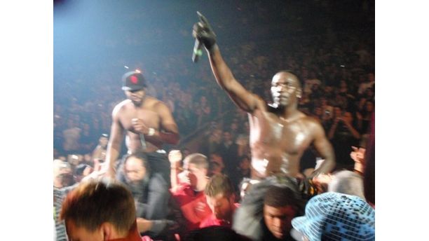 Akon & Wyclef Jean crowd surfing 2008