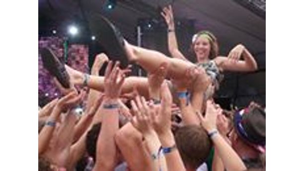 Amazing Crowd Surf