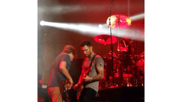 Maroon 5 Guitar Battle