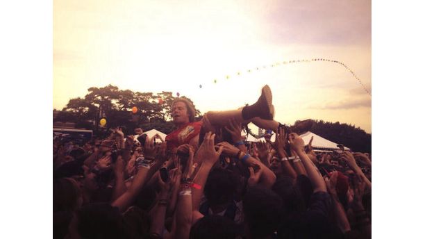 Crowd surfing